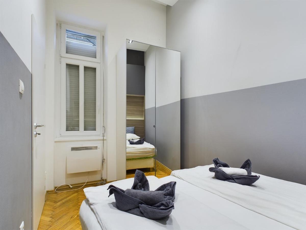 Gray Stylish Budapeszt